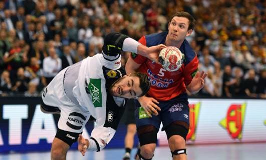 Jannik Kohlbacher (Deutschland), beim Wurf, rechts Sander Sagosen (Norwegen), Deutschland-Norwegen Germany-Norway IHF Handball Weltmeisterschaft 2019, Handball World Championship WM Weltmeisterschaft 2019, Herren, Männer, Maenner, men, Handball, Deutschland, Germany, Halbfinale Spiel 1, half final Hamburg, 25.1.2019