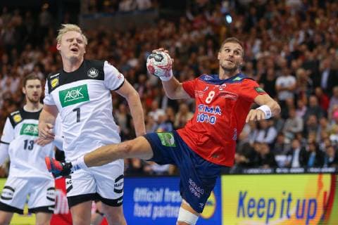 Bjarte Myrhol (Norwegen 8), war von der deutschen Abwehr nie in den Griff zu bekommen, Partick Wiencek (Deutschland 7), Hendrik Pekeler (Deutschland 13), Deutschland-Norwegen, Handball-WM 2019 Hamburg