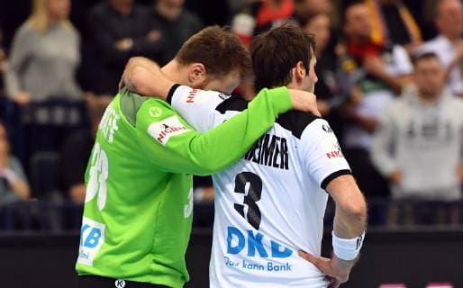 Andreas Wolff (TW Deutschland), und Uwe Gensheimer (Deutschland), Arm in Arm enttäuscht nach dem Spiel Deutschland-Norwegen Germany-Norway IHF Handball Weltmeisterschaft 2019, Handball World Championship WM Weltmeisterschaft 2019, Herren, Männer, Maenner, men, Handball, Deutschland, Germany, Halbfinale Spiel 1, half final Hamburg, 25.1.2019