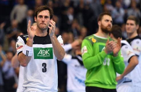 Uwe Gensheimer (Deutschland), und Andreas Wolff (TW Deutschland), klatschen enttäuscht den Fans zu Deutschland-Norwegen Germany-Norway IHF Handball Weltmeisterschaft 2019, Handball World Championship WM Weltmeisterschaft 2019, Herren, Männer, Maenner, men, Handball, Deutschland, Germany, Halbfinale Spiel 1, half final Hamburg, 25.1.2019