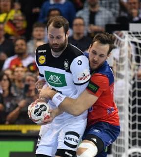 Steffen Fäth (Deutschland), und Christian O Sullivan (Norwegen), im Zweikampf Deutschland-Norwegen Germany-Norway IHF Handball Weltmeisterschaft 2019, Handball World Championship WM Weltmeisterschaft 2019, Herren, Männer, Maenner, men, Handball, Deutschland, Germany, Halbfinale Spiel 2, half final Hamburg, 25.1.2019