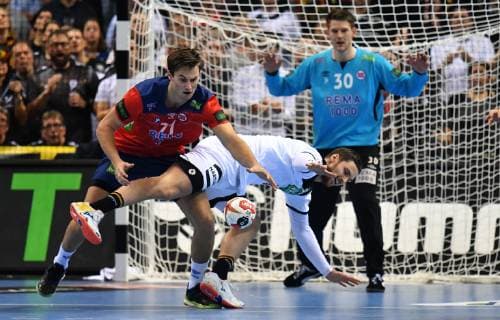 Hendrik Pekeler (Deutschland), und Magnus Rod Magnus Roed (Norwegen), im Zweikampf Deutschland-Norwegen Germany-Norway IHF Handball Weltmeisterschaft 2019, Handball World Championship WM Weltmeisterschaft 2019, Herren, Männer, Maenner, men, Handball, Deutschland, Germany, Halbfinale Spiel 2, half final Hamburg, 25.1.2019