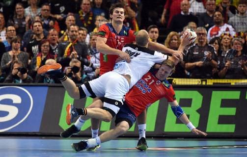 Sport Bilder des Tages Paul Drux (Deutschland), beim Wurf, gegen Magnus Rod Magnus Roed (Norwegen), und Magnus Gullerud (Norwegen), Deutschland-Norwegen Germany-Norway IHF Handball Weltmeisterschaft 2019, Handball World Championship WM Weltmeisterschaft 2019, Herren, Männer, Maenner, men, Handball, Deutschland, Germany, Halbfinale Spiel 2, half final Hamburg, 25.1.2019