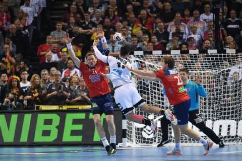 Fabian Wiede (Deutschland), beim Wurf, links Magnus Gullerud (Norwegen), rechts Goran Johannessen (Norwegen), Deutschland-Norwegen Germany-Norway IHF Handball Weltmeisterschaft 2019, Handball World Championship WM Weltmeisterschaft 2019, Herren, Männer, Maenner, men, Handball, Deutschland, Germany, Halbfinale Spiel 1, half final Hamburg, 25.1.2019