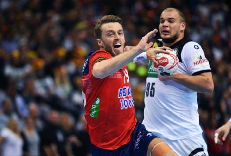Kristian Bjornsen, Kristian Bjoernsen (Norwegen), auf und davon, hinten Paul Drux (Deutschland), Deutschland-Norwegen Germany-Norway IHF Handball Weltmeisterschaft 2019, Handball World Championship WM Weltmeisterschaft 2019, Herren, Männer, Maenner, men, Handball, Deutschland, Germany, Halbfinale Spiel 1, half final Hamburg, 25.1.2019