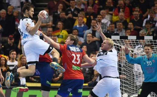 Fabian Böhm (Deutschland), beim Wurf, rechts Goran Johannessen (Norwegen), Patrick Wiencek (Deutschland), Deutschland-Norwegen Germany-Norway IHF Handball Weltmeisterschaft 2019, Handball World Championship WM Weltmeisterschaft 2019, Herren, Männer, Maenner, men, Handball, Deutschland, Germany, Halbfinale Spiel 1, half final Hamburg, 25.1.2019