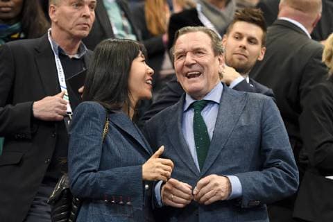 Sport Bilder des Tages GER, IHF WM 2019, Deutschland (GER) vs Norwegen (NOR) 25.01.2019, GER, IHF WM 2019, Deutschland (GER) vs Norwegen (NOR) im Bild Gerhard Schroeder (Schröder Altkanzler) mit Frau Soyeon auf der Tribuene