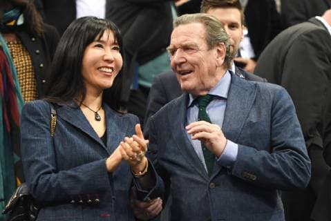 GER, IHF WM 2019, Deutschland (GER) vs Norwegen (NOR) 25.01.2019, GER, IHF WM 2019, Deutschland (GER) vs Norwegen (NOR) im Bild Gerhard Schroeder (Schröder Altkanzler) mit Frau Soyeon auf der Tribuene