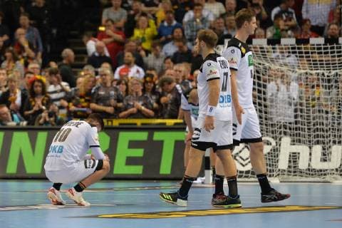 Handball, Herren, Weltmeisterschaft 2019 in Deutschland und Dänemark, 2. Halbfinale, Deutschland - Norwegen, Enttäuschung nach Abpfiff, Fabian Wiede (Nr. 10, Deutschland), Steffen Weinhold (Nr. 17, Deutschland), Finn Lemke (Nr. 6, Deutschland), 25.01.19, Copyright: xMichaelxHundtx xMatthiasxKochx