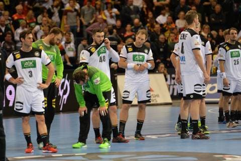 Handball, Herren, Weltmeisterschaft 2019 in Deutschland und Dänemark, 2. Halbfinale, Deutschland - Norwegen, Enttäuschung nach Abpfiff, Uwe Gensheimer (Nr. 3, Deutschland), TW Andreas Wolff (Nr. 33, Deutschland), TW Silvio Heinevetter (Nr. 12, Deutschland), Jannik Kohlbacher (Nr. 48, Deutschland), Steffen Weinhold (Nr. 17, Deutschland), Finn Lemke (Nr. 6, Deutschland), 25.01.19, Copyright: xMichaelxHundtx xMatthiasxKochx