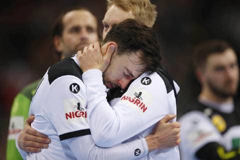 Hamburg, Deutschland, Hallenhandball - WM in Hamburg Halbfinale Deutschland : Norwegen am 25. 01. 2019 in der Barclaycard Arena in Hamburg Matthias Musche (GER 37) -verdeckt tröstet Patrick Groetzki (GER 24) li.-