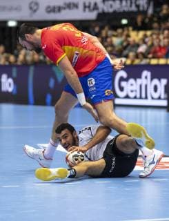 Handball, WM, Spiel um Platz 7, Spanien - Ägypten Ahmed Khairy (17) of Egypt and Gedeon Guardiola Vilaplana (30) of Spain during the men s IHF Handball World Championship WM Weltmeisterschaft placement match 7-8 between Spain and Egypt in Herning, Denmark, Saturday, Jan. 26, 2019.. , Herning Denmark Copyright: BoxAmstrup BoxAmstrupx COP105 spdk20190126-181404-L