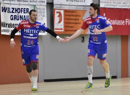 26.01.2019 - Handball - Saison 2018 2019 - Testspiel - Freundschaftsspiel : HC Erlangen HCE - Rimpar Wölfe - OGo - Martin Murawski (24, HC Erlangen HCE ) Dominik Mappes (22, HC Erlangen HCE ) klatschen zusammen ab