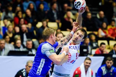 Handball, WM, Spiel um Platz 5, Kroatien - Schweden 190126 Linus Arnesson of Sweden and Luka Stepancic of Croatia during the IHF World Handball Championship placement match between Croatia and Sweden on January 26, 2019 in Herning. Photo: Ludvig Thunman BILDBYRN kod LT 35586 Copyright: LUDVIGxTHUNMAN BB190126LT010