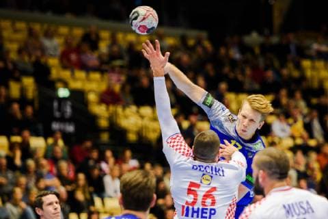 Handball, WM, Spiel um Platz 5, Kroatien - Schweden 190126 Simon Jeppsson of Sweden and Kristian Beciri of Croatia during the IHF World Handball Championship placement match between Croatia and Sweden on January 26, 2019 in Herning. Photo: Ludvig Thunman BILDBYRN kod LT 35586 Copyright: LUDVIGxTHUNMAN BB190126LT043