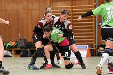 Petra Nagy (Zwickau, links), Leonie Nowak (Gedern Nidda, mitte), Nadja Bolze (Zwickau, rechts) Handball 2. Liga Gedern Nidda vs. Zwickau Nidda Copyright: xEIBNER Lehmbergx EP_eer