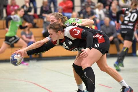 Isabell Schueler (Gedern Nidda, hinten), Isa Sophie Roesike (Zwickau, vorne) Handball 2. Liga Gedern Nidda vs. Zwickau Nidda Copyright: xEIBNER Lehmbergx EP_eer