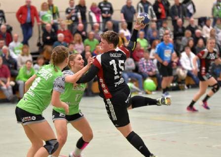 Sabine Eisenacher (Gedern Nidda, links), Nadja Bolze (Zwickau, rechts) Handball 2. Liga Gedern Nidda vs. Zwickau Nidda Copyright: xEIBNER Lehmbergx EP_eer
