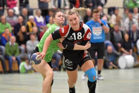Hanna Roesner (Gedern Nidda, links), Stefanie Hopp (Zwickau, rechts) Handball 2. Liga Gedern Nidda vs. Zwickau Nidda Copyright: xEIBNER Lehmbergx EP_eer
