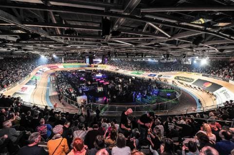 Volles Haus an der Landsberger Allee am Samstag Abend beim 108. Berliner Sechstagerennen 2019 - Querformat - quer - horizontal - Event Veranstaltung: 108. Berliner Sechstagerennen - Six Day Berlin - 3.Nacht - Ort Location: Velodrom Berlin - Region: Berlin - Land Country: Deutschland Germany - Datum Date: 26.01.2019