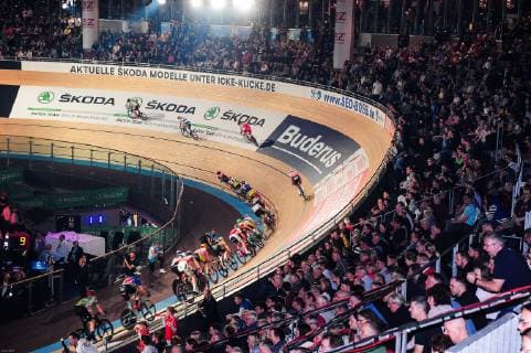 Das Fahrerfeld mit Werbung Buderus beim 108. Berliner Sechstagerennen 2019 - Querformat - quer - horizontal - Event Veranstaltung: 108. Berliner Sechstagerennen - Six Day Berlin - 3.Nacht - Ort Location: Velodrom Berlin - Region: Berlin - Land Country: Deutschland Germany - Datum Date: 26.01.2019