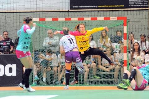 Madita Kohorst (TusSies Metzingen 15) im Tor gegen Sarah Iversen (Herning-Ikast Handbold 11) TusSies Metzingen, Handball, HBF Ligaspiel, EHF-Cup Gruppenphase , 26.01.2019, Foto:TBaur Eibner TusSies Metzingen vs. Herning-Ikast Handbold Metzingen Copyright: xEibner-Pressefoto Tobi_Baurx EP_TBR