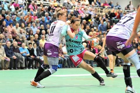 Monika Kobylinska (TusSies Metzingen 8) gegen Sarah Iversen (Herning-Ikast Handbold 11) TusSies Metzingen, Handball, HBF Ligaspiel, EHF-Cup Gruppenphase , 26.01.2019, Foto:TBaur Eibner TusSies Metzingen vs. Herning-Ikast Handbold Metzingen Copyright: xEibner-Pressefoto Tobi_Baurx EP_TBR