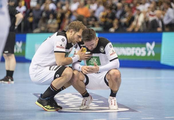 Steffen WEINHOLD l. (GER) troestet Fabian WIEDE (GER) nach dem Spiel, Halbfinale Deutschland (GER) - Norwegen (NOR) 25-31, am 25.01.2019 in Hamburg Deutschland. Handball Weltmeisterschaft 2019, vom 10.01. - 27.01.2019 in Deutschland Daenemark.