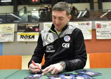 26.01.2019 - Handball - Saison 2018 2019 - Testspiel - Freundschaftsspiel : HC Erlangen HCE - Rimpar Wölfe - OGo - Stefan Mittag (Co-Trainer HC Erlangen HCE ) gibt Autogramm
