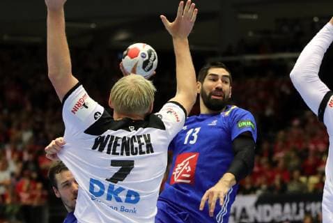 Patrick Wiencek, Nikola Karabatic Aktion Spielszene Zweikampf Handball Weltmeisterschaft WM Herren Spiel um 3.Platz Saison 2018 2019 27.01.2019 Deutschland GER DHB vs. Frankreich FRA