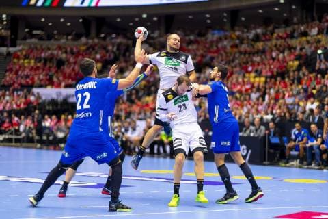 Paul Drux (Nr. 95, Deutschland) und Steffen Faeth (Nr. 23, Deutschland) gegen Luka Karabatic (Nr. 22, Frankreich), Ludovic Fabregas (Nr. 23, Frankreich) und Nedim Remili (Nr. 5, Frankreich). Deutschland vs. Frankreich, Spiel um Platz 3, Handball, IHF Handball Weltmeisterschaft, 27.01.19 Herning Daenemark Jyske Bank Boxen Copyright: xAgentur54Gradx xFelixxKoenigx