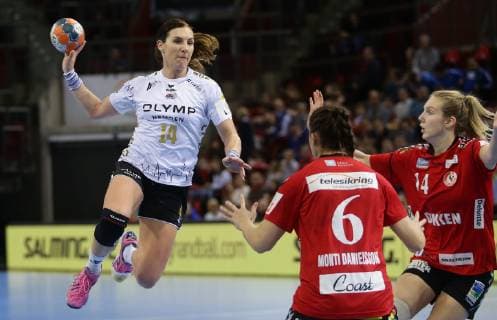 BAU Ludwigsburg , Handball SG BBM Bietigheim vs. Team Esbjerg , links: Karolina Kudlacz-Gloc ( BBM )