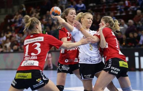 BAU Ludwigsburg , Handball SG BBM Bietigheim vs. Team Esbjerg , mitte: Antje Lauenroth ( BBM )