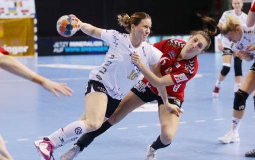 BAU Ludwigsburg , Handball SG BBM Bietigheim vs. Team Esbjerg , von links. Anna Loerper ( BBM ) Clara Monti Danielsson ( Esbjerg )