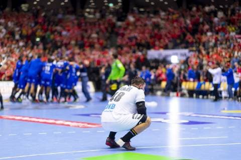 Sport Bilder des Tages Jannik Kohlbacher (Nr. 48, Deutschland) ist niedergeschlagen deprimiert enttaeuscht. Deutschland vs. Frankreich, Spiel um Platz 3, Handball, IHF Handball Weltmeisterschaft, 27.01.19 Herning Daenemark Jyske Bank Boxen Copyright: xAgentur54Gradx xFelixxKoenigx