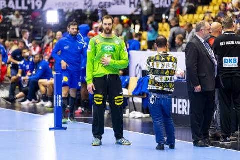 Torhueter Andreas Wolff (Nr. 33, Deutschland) nach der Niederlage mit DHB-Vizepraesident Bob Hanning. Deutschland vs. Frankreich, Spiel um Platz 3, Handball, IHF Handball Weltmeisterschaft, 27.01.19 Herning Daenemark Jyske Bank Boxen Copyright: xAgentur54Gradx xFelixxKoenigx