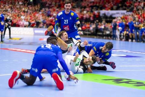 Luc Abalo (Nr. 19, Frankreich), Ludovic Fabregas (Nr. 23, Frankreich) und Luka Karabatic (Nr. 22, Frankreich) gegen Finn Lemke (Nr. 6, Deutschland) und Jannik Kohlbacher (Nr. 48, Deutschland). Deutschland vs. Frankreich, Spiel um Platz 3, Handball, IHF Handball Weltmeisterschaft, 27.01.19 Herning Daenemark Jyske Bank Boxen Copyright: xAgentur54Gradx xFelixxKoenigx