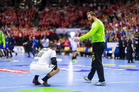 Jannik Kohlbacher (Nr. 48, Deutschland) und Torhueter Andreas Wolff (Nr. 33, Deutschland) sind niedergeschlagen deprimiert enttaeuscht. Deutschland vs. Frankreich, Spiel um Platz 3, Handball, IHF Handball Weltmeisterschaft, 27.01.19 Herning Daenemark Jyske Bank Boxen Copyright: xAgentur54Gradx xFelixxKoenigx