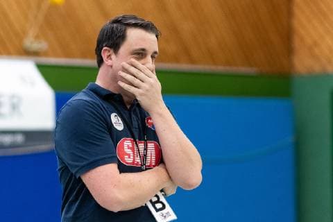 Mike Leibssle (SG H2Ku Herrenberg Kuties Chef-Trainer), Hand vor dem Mund SG H2Ku Herrenberg Kuties vs. HL Buchholz 08-Rosengarten Luchse, Handball, 2.Bundesliga, Frauen, HBF, Saison 18 19, 27.01.2019, SG H2Ku Herrenberg Kuties vs. HL Buchholz 08-Rosengarten Luchse, Handball, 2.Bundesliga, Frauen, HBF, Saison 18 19, 27.01.2019 Herrenberg Copyright: xEibner-Pressefoto WolfgangxFrankx SGH
