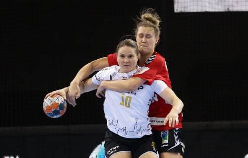 BAU Ludwigsburg , Handball SG BBM Bietigheim vs. Team Esbjerg , von vorne: Anna Loerper ( BBM ) Marit Malm Frafjord ( Esbjerg )