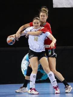 BAU Ludwigsburg , Handball SG BBM Bietigheim vs. Team Esbjerg , von vorne: Anna Loerper ( BBM ) Marit Malm Frafjord ( Esbjerg )