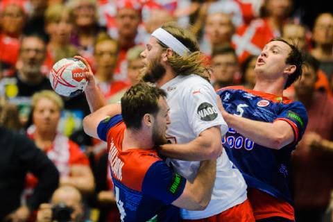 190127 Mikkel Hansen of Denmark in a duel with Christian O Sullivan and Sander Sagosen of Norway during the IHF World Handball Championship final between Norway and Denmark on January 27, 2019 in Herning. Photo: Ludvig Thunman BILDBYRN kod LT 35588 Copyright: LUDVIGxTHUNMAN BB190127LT081