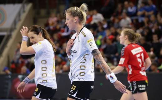 BAU Ludwigsburg , Handball SG BBM Bietigheim vs. Team Esbjerg , von links: Karolina Kudlocz- Gloc ( Luisa Schulze ( BBM )