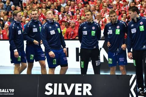 190127 Players of Norway looks dejected at the podium after the IHF World Handball Championship final between Norway and Denmark on January 27, 2019 in Herning. Photo: Ludvig Thunman BILDBYRN kod LT 35588 Copyright: LUDVIGxTHUNMAN BB190127LT134