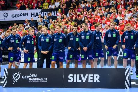 190127 Players of Norway looks dejected at the podium after the IHF World Handball Championship final between Norway and Denmark on January 27, 2019 in Herning. Photo: Ludvig Thunman BILDBYRN kod LT 35588 Copyright: LUDVIGxTHUNMAN BB190127LT136