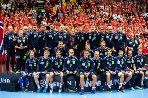 190127 Players of Norway poses for a team group Mannschaftsbild Totale photo with their silver medals after the IHF World Handball Championship final between Norway and Denmark on January 27, 2019 in Herning. Photo: Ludvig Thunman BILDBYRN kod LT 35588 Copyright: LUDVIGxTHUNMAN BB190127LT141