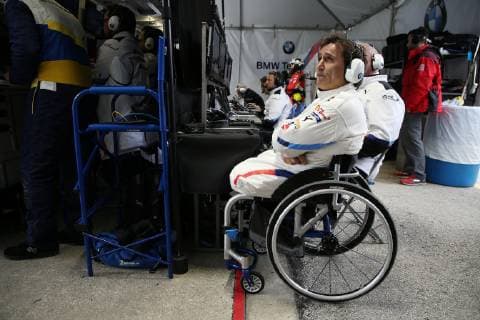 Alessandro Zanardi (ITA) schaut sich Daten und das Renngeschehen auf Monitoren in der BMW Team RLL Box an, 24 Stunden Rennen auf dem Internationalen Speedway Daytona, Florida, USA, 26.01.2019. *** Alessandro Zanardi ITA looks at data and racing action on monitors in the BMW Team RLL Box at 24 hour race at the International Speedway Daytona Florida USA 26 01 2019