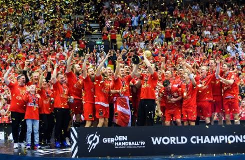 190127 Players of Denmark celebrates at the podium with the trophy after the IHF World Handball Championship final between Norway and Denmark on January 27, 2019 in Herning. Photo: Ludvig Thunman BILDBYRN kod LT 35588 Copyright: LUDVIGxTHUNMAN BB190127LT145