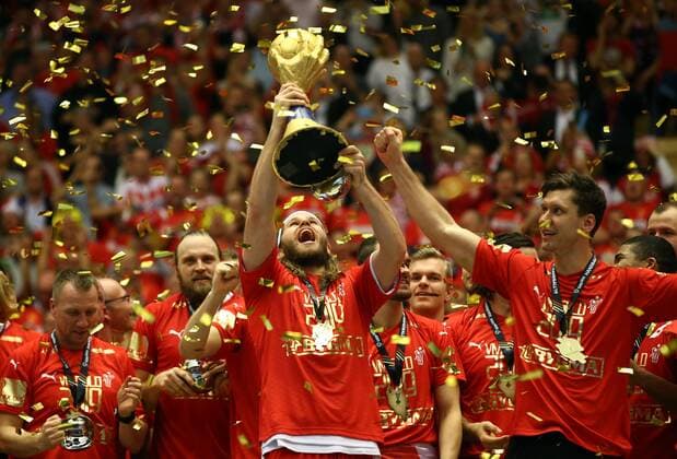 Sport Themen der Woche KW04 Sport Bilder des Tages Mikkel Hansen, re. Torwart Niklas Landin mit WM Pokal Weltmeister Sieger Gewinner Handball Weltmeisterschaft WM Herren Finale Saison 2018 2019 27.01.2019 Norwegen NOR vs. Dänemark DEN *** Mikkel Hansen re Goalkeeper Niklas Landin with World Cup World Champion Winner Winner Sport Handball World Championship World Championship Mens Final Season 2018 2019 27 01 2019 Norway NOR vs Denmark DEN