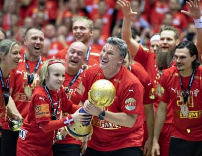 Handball WM, Dänemark ist Weltmeister Coach Nikolaj Jacobsen of Denmark with the trophy and gold medal after the men s IHF Handball World Championship WM Weltmeisterschaft gold medal match between Denmark and Norway in Herning, Denmark, Sunday, Jan. 27, 2019.. , Herning Jylland Denmark Copyright: HenningxBagger HenningxBaggerx COP102 spdk20190127-195342-L